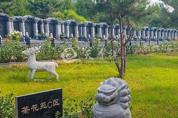 皇家龙山陵园